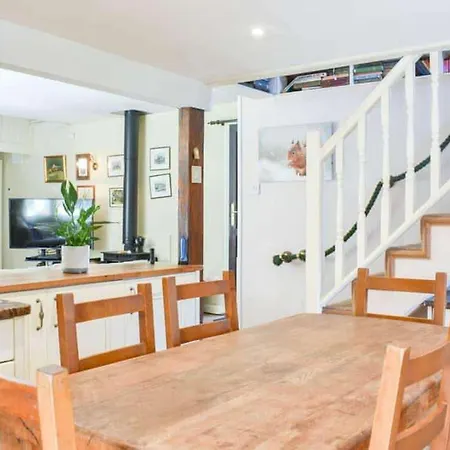 Red Squirrel Haven 2br House - Sleeps 4 - Parking *